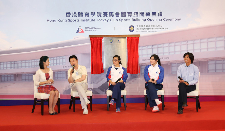 <p>Hong Kong Sports Institute Head Table Tennis Coach Chan Kong-wah (2<sup>nd</sup> left), Acting Head Windsurfing Coach Chan King-yin (1<sup>st</sup> right), wheelchair fencer Yu Chui-yee (2<sup>nd</sup> right), and billiard sports athlete Ng On-yee (3<sup>rd</sup> right) share that the Jockey Club Sports Building and new funding programmes would greatly help their training.</p>
